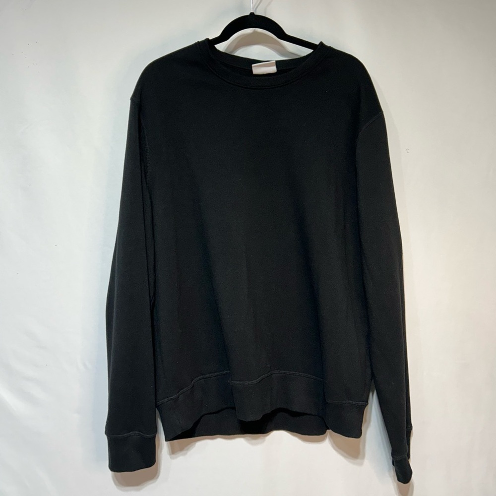 Mens crew neck black sweatshirt. New condition. Soft! Size XL.